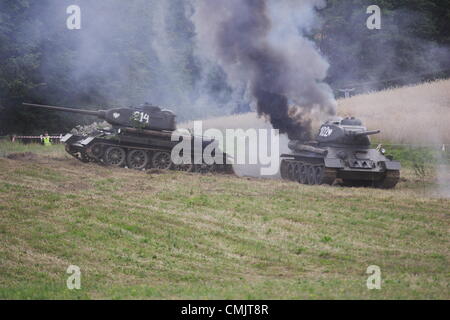 Tokary, Polonia 18th, Agosto 2012 Przodkowo 1945 - storica battaglia della Seconda guerra mondiale la rievocazione vicino theTokary Przodkowo e villaggi. Nel marzo 1945 russo e polacco esercito riscontrati con i tedeschi nad dopo la lotta disperata nazisti sconfitti. Foto Stock