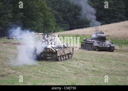 Tokary, Polonia 18th, Agosto 2012 Przodkowo 1945 - storica battaglia della Seconda guerra mondiale la rievocazione vicino theTokary Przodkowo e villaggi. Nel marzo 1945 russo e polacco esercito riscontrati con i tedeschi nad dopo la lotta disperata nazisti sconfitti. Foto Stock