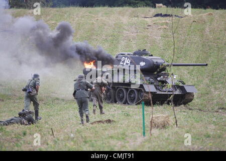 Tokary, Polonia 18th, Agosto 2012 Przodkowo 1945 - storica battaglia della Seconda guerra mondiale la rievocazione vicino theTokary Przodkowo e villaggi. Nel marzo 1945 russo e polacco esercito riscontrati con i tedeschi nad dopo la lotta disperata nazisti sconfitti. Foto Stock