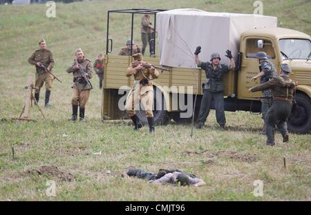 Tokary, Polonia 18th, Agosto 2012 Przodkowo 1945 - storica battaglia della Seconda guerra mondiale la rievocazione vicino theTokary Przodkowo e villaggi. Nel marzo 1945 russo e polacco esercito riscontrati con i tedeschi nad dopo la lotta disperata nazisti sconfitti. Foto Stock