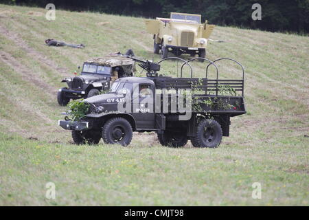 Tokary, Polonia 18th, Agosto 2012 Przodkowo 1945 - storica battaglia della Seconda guerra mondiale la rievocazione vicino theTokary Przodkowo e villaggi. Nel marzo 1945 russo e polacco esercito riscontrati con i tedeschi nad dopo la lotta disperata nazisti sconfitti. Foto Stock