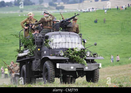 Tokary, Polonia 18th, Agosto 2012 Przodkowo 1945 - storica battaglia della Seconda guerra mondiale la rievocazione vicino theTokary Przodkowo e villaggi. Nel marzo 1945 russo e polacco esercito riscontrati con i tedeschi nad dopo la lotta disperata nazisti sconfitti. Foto Stock