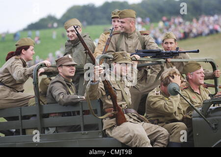 Tokary, Polonia 18th, Agosto 2012 Przodkowo 1945 - storica battaglia della Seconda guerra mondiale la rievocazione vicino theTokary Przodkowo e villaggi. Nel marzo 1945 russo e polacco esercito riscontrati con i tedeschi nad dopo la lotta disperata nazisti sconfitti. Foto Stock