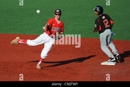 Agosto 18, 2012 - Aberdeen, Maryland, Stati Uniti - Boyds(MD)'S Giovanni Paolo Walsh tenta di girare un doppio gioco durante il Boyds(MD) versus Bronx(NY) Stati Uniti Campionato di gioco durante il Cal Ripken Babe Ruth World Series di Aberdeen, Maryland il 18 agosto 2012. Boyds(MD) sconfisse Bronx(NY) 2-1 di anticipo per il campionato del mondo di gioco di domenica. (Credito Immagine: © Scott Serio/eclipse/ZUMAPRESS.com) Foto Stock