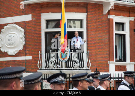 19 agosto 2012. Londra REGNO UNITO. Fondatore di Wikileaks Julian Assange risolve una folla di tifosi dal balcone dell'Ecuador ambasciata. Signor Assange fa la sua prima dichiarazione pubblica fin dal suo ingresso nell'ambasciata Ecuador il 19 giugno 2012 Foto Stock