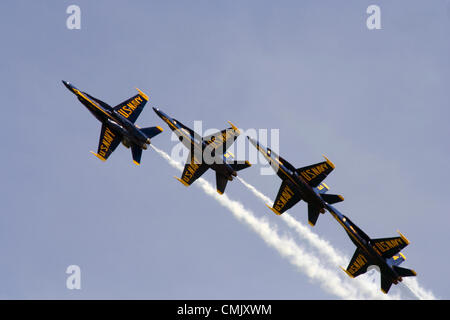La cinquantaquattresima annuale di Chicago Air & Water Show - 2012. Il Chicago aria e acqua mostra è uno dei più grandi aria libera mostra negli Stati Uniti. Il Chicago aria e acqua mostrano è un evento annuale che ha cominciato in 1959 ed attrae più di 2 milioni di spettatori per aviazione ogni anno. La manifestazione si svolge su Chicago del lago Michigan e dispone di vari atti di aviazione che infuria da aerei militari di corporate sponsorizzato Aerobatic Team. Foto Stock