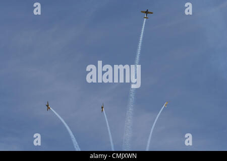 La cinquantaquattresima annuale di Chicago Air & Water Show - 2012. Il Chicago aria e acqua mostra è uno dei più grandi aria libera mostra negli Stati Uniti. Il Chicago aria e acqua mostrano è un evento annuale che ha cominciato in 1959 ed attrae più di 2 milioni di spettatori per aviazione ogni anno. La manifestazione si svolge su Chicago del lago Michigan e dispone di vari atti di aviazione che infuria da aerei militari di corporate sponsorizzato Aerobatic Team. Foto Stock