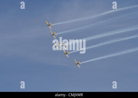La cinquantaquattresima annuale di Chicago Air & Water Show - 2012. Il Chicago aria e acqua mostra è uno dei più grandi aria libera mostra negli Stati Uniti. Il Chicago aria e acqua mostrano è un evento annuale che ha cominciato in 1959 ed attrae più di 2 milioni di spettatori per aviazione ogni anno. La manifestazione si svolge su Chicago del lago Michigan e dispone di vari atti di aviazione che infuria da aerei militari di corporate sponsorizzato Aerobatic Team. Foto Stock