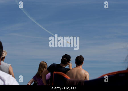 La cinquantaquattresima annuale di Chicago Air & Water Show - 2012. Il Chicago aria e acqua mostra è uno dei più grandi aria libera mostra negli Stati Uniti. Il Chicago aria e acqua mostrano è un evento annuale che ha cominciato in 1959 ed attrae più di 2 milioni di spettatori per aviazione ogni anno. La manifestazione si svolge su Chicago del lago Michigan e dispone di vari atti di aviazione che infuria da aerei militari di corporate sponsorizzato Aerobatic Team. Foto Stock