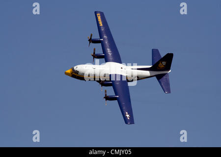 La cinquantaquattresima annuale di Chicago Air & Water Show - 2012. Il Chicago aria e acqua mostra è uno dei più grandi aria libera mostra negli Stati Uniti. Il Chicago aria e acqua mostrano è un evento annuale che ha cominciato in 1959 ed attrae più di 2 milioni di spettatori per aviazione ogni anno. La manifestazione si svolge su Chicago del lago Michigan e dispone di vari atti di aviazione che infuria da aerei militari di corporate sponsorizzato Aerobatic Team. Foto Stock