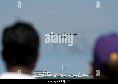 La cinquantaquattresima annuale di Chicago Air & Water Show - 2012. Il Chicago aria e acqua mostra è uno dei più grandi aria libera mostra negli Stati Uniti. Il Chicago aria e acqua mostrano è un evento annuale che ha cominciato in 1959 ed attrae più di 2 milioni di spettatori per aviazione ogni anno. La manifestazione si svolge su Chicago del lago Michigan e dispone di vari atti di aviazione che infuria da aerei militari di corporate sponsorizzato Aerobatic Team. Foto Stock