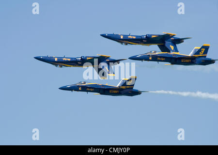 La cinquantaquattresima annuale di Chicago Air & Water Show - 2012. Il Chicago aria e acqua mostra è uno dei più grandi aria libera mostra negli Stati Uniti. Il Chicago aria e acqua mostrano è un evento annuale che ha cominciato in 1959 ed attrae più di 2 milioni di spettatori per aviazione ogni anno. La manifestazione si svolge su Chicago del lago Michigan e dispone di vari atti di aviazione che infuria da aerei militari di corporate sponsorizzato Aerobatic Team. Foto Stock