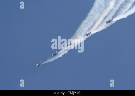 La cinquantaquattresima annuale di Chicago Air & Water Show - 2012. Il Chicago aria e acqua mostra è uno dei più grandi aria libera mostra negli Stati Uniti. Il Chicago aria e acqua mostrano è un evento annuale che ha cominciato in 1959 ed attrae più di 2 milioni di spettatori per aviazione ogni anno. La manifestazione si svolge su Chicago del lago Michigan e dispone di vari atti di aviazione che infuria da aerei militari di corporate sponsorizzato Aerobatic Team. Foto Stock
