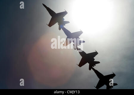 La cinquantaquattresima annuale di Chicago Air & Water Show - 2012. Il Chicago aria e acqua mostra è uno dei più grandi aria libera mostra negli Stati Uniti. Il Chicago aria e acqua mostrano è un evento annuale che ha cominciato in 1959 ed attrae più di 2 milioni di spettatori per aviazione ogni anno. La manifestazione si svolge su Chicago del lago Michigan e dispone di vari atti di aviazione che infuria da aerei militari di corporate sponsorizzato Aerobatic Team. Foto Stock