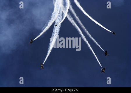 La cinquantaquattresima annuale di Chicago Air & Water Show - 2012. Il Chicago aria e acqua mostra è uno dei più grandi aria libera mostra negli Stati Uniti. Il Chicago aria e acqua mostrano è un evento annuale che ha cominciato in 1959 ed attrae più di 2 milioni di spettatori per aviazione ogni anno. La manifestazione si svolge su Chicago del lago Michigan e dispone di vari atti di aviazione che infuria da aerei militari di corporate sponsorizzato Aerobatic Team. Foto Stock