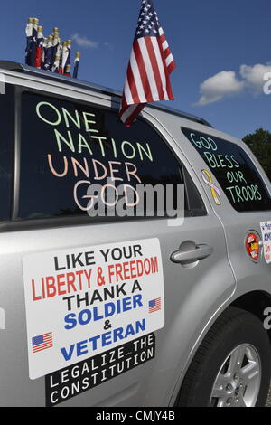 Agosto 18, 2012 - Farmingdale, New York, Stati Uniti: Patriot Guard Riders' auto, che visualizzate slogan relativi di patriottismo e di fede, portata 30 bandiere nordamericane alla cerimonia di sepoltura di Marine Caporale Greg Buckley Jr, 21 - L'Oceanside nativi uccisi in Afghanistan 9 giorni prima - a Long Island National Cemetery. Foto Stock