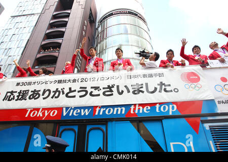 Agosto 20, 2012, Tokyo, Giappone - Olympic medalists wave durante una parata nel quartiere di Ginza di Tokyo come hanno salutato i loro fan affezionati di lunedì, 20 agosto 2012. Oltre 100.000 persone hanno riempito le strade di Tokyo del quartiere di Ginza a onore del Giappone Restituzione medalists dalle Olimpiadi di Londra. Il Giappone team ha vinto un totale di 38 medaglie di Londra la maggior parte sempre da un Giappone team. (Foto di Nate Jordan/AFLO) Foto Stock