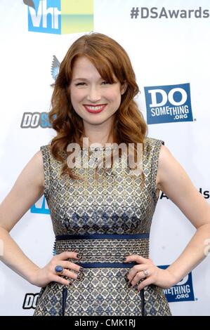 Ellie Kemper presso gli arrivi per VH1 fare qualcosa Awards - arrivi, Barker Hangar, Santa Monica, CA il 19 agosto 2012. Foto Da: Michael Germana/Everett Collection Foto Stock