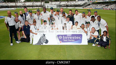 20.08.2012 Londra, Inghilterra. Il trionfante South African cricket dopo il fissaggio di una vittoria che ha dato loro la prova tre serie Investec 2-1 posano con il loro bottino il giorno cinque della terza prova tra Inghilterra e Sud Africa da Signori. Sud Arica ha vinto la prova e ha vinto la serie da 2-0. Foto Stock