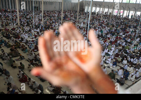 Agosto 20, 2012 - Dhaka, Bangladesh - i musulmani del Bangladesh offrono Eid al-Fitr preghiera presso la Moschea nazionale del Bangladesh, Baitul Mukarram. I musulmani di tutto il mondo celebrano l'Eid al-Fitr, che segna la fine del Ramadan, il calendario musulmano della nona e più sacro mese. (Credito Immagine: © Monirul Alam/ZUMAPRESS.com) Foto Stock