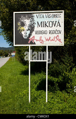 Agosto 19, 2012 Miková, Slovacchia, Europa - un cartello sul modo di Miková - il villaggio ancestrale dell'artista americano Andy Warhol (vero nome Andrej Varchola) i cui genitori erano di classe operaia rutena emigranti dalla Mikó (ora chiamato Miková), si trova oggi nel nord-est della Slovacchia. Il comune ha una popolazione di circa 158 persone ora. Andy Warhol (6 agosto 1928 - 22 febbraio 1987) era un artista americano che è stato una figura di primo piano nell'arte visiva movimento noto come pop art. Foto Stock