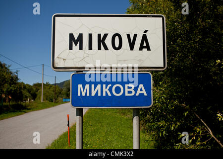 Agosto 19, 2012 Miková, Slovacchia, Europa - un cartello sul modo di Miková - il villaggio ancestrale dell'artista americano Andy Warhol (vero nome Andrej Varchola) i cui genitori erano di classe operaia rutena emigranti dalla Mikó (ora chiamato Miková), si trova oggi nel nord-est della Slovacchia. Il comune ha una popolazione di circa 158 persone ora. Andy Warhol (6 agosto 1928 - 22 febbraio 1987) era un artista americano che è stato una figura di primo piano nell'arte visiva movimento noto come pop art. Foto Stock