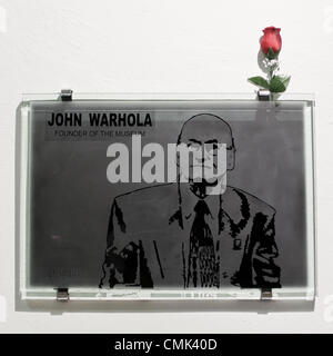 Agosto 19, 2012 Medzilaborce, Slovacchia, Europa - memoriale di John Warhola fondatore di Andy Warhol il museo di arte moderna, aperta nel 1991, che contiene numerose opere d'arte e gli effetti di Andy Warhol e di suo fratello Paolo e nipote di James Warhola. Warhol's Madre Julia Warhola, è nato e vissuto con il marito nel villaggio di Miková, 17 km a ovest. Andy Warhol (6 agosto 1928 - 22 febbraio 1987) era un artista americano che è stato una figura di primo piano nell'arte visiva movimento noto come pop art. John Warhola (31 maggio 1925 - 24 dicembre 2010) era il suo fratello più giovane. Foto Stock