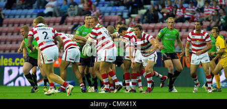 20.08.2012 Wigan, Inghilterra. Rugby League. Il Wigan Warriors v Salford City Reds. Il Wigan Warriors inglese avanti allentati Sean O'Loughlin in azione durante la Stobart Super League gioco giocato al DW Stadium. Foto Stock