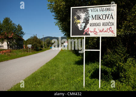 Agosto 19, 2012 Miková, Slovacchia, Europa - un cartello sul modo di Miková - il villaggio ancestrale dell'artista americano Andy Warhol (vero nome Andrej Varchola) i cui genitori erano di classe operaia rutena emigranti dalla Mikó (ora chiamato Miková), si trova oggi nel nord-est della Slovacchia. Il comune ha una popolazione di circa 158 persone ora. Andy Warhol (6 agosto 1928 - 22 febbraio 1987) era un artista americano che è stato una figura di primo piano nell'arte visiva movimento noto come pop art. Foto Stock