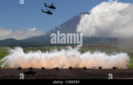 Agosto 21, 2012 - Gotenba, Giappone - Serbatoi fuoco durante il Giappone del suolo Self-Force live fire esercizio ai piedi del Monte Fuji. Circa 80 serbatoi e 2.400 membri della massa forza di autodifesa hanno preso parte nell'esercizio. (Credito Immagine: © Junko Kimura/Jana premere/ZUMAPRESS.com) Foto Stock
