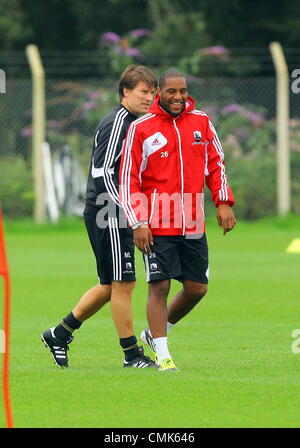 Foto di L-R: Manager Michael Laudrup condividendo una barzelletta con Kemy Agustien.. Martedì 21 Agosto 2012 Re: Barclay's Premier League lato Swansea City Football Club la formazione a Llandarcy, South Wales, Regno Unito. Credito: D Legakis / Alamy Live News Foto Stock