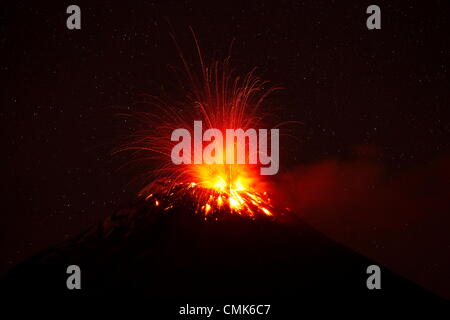 BANOS ECUADOR 20 agosto 2012 vulcano Tungurahua potente eruzione durante la notte di grandi quantità di ceneri VOCE ALLA CITTÀ DI RIOBAMBA livello di allarme giallo a 3 32 GMT Foto Stock