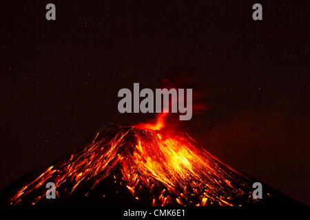 BANOS ECUADOR 20 agosto 2012 vulcano Tungurahua potente eruzione durante la notte di grandi quantità di ceneri VOCE ALLA CITTÀ DI RIOBAMBA livello di allarme giallo a 3 32 GMT Foto Stock