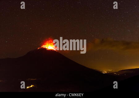 BANOS ECUADOR 20 agosto 2012 vulcano Tungurahua potente eruzione durante la notte di grandi quantità di ceneri VOCE ALLA CITTÀ DI RIOBAMBA livello di allarme giallo a 3 32 GMT Foto Stock