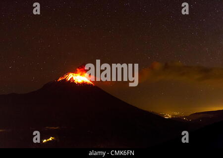 BANOS ECUADOR 20 agosto 2012 vulcano Tungurahua potente eruzione durante la notte di grandi quantità di ceneri VOCE ALLA CITTÀ DI RIOBAMBA livello di allarme giallo a 3 32 GMT Foto Stock