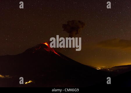 BANOS ECUADOR 20 agosto 2012 vulcano Tungurahua potente eruzione durante la notte di grandi quantità di ceneri VOCE ALLA CITTÀ DI RIOBAMBA livello di allarme giallo a 3 32 GMT Foto Stock