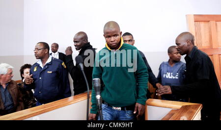 Il 22 agosto 2012. VENTERSDORP, SUD AFRICA: Chris Mahlangu e il suo co-accusato Patrick Ndlovu comparire in tribunale per la condanna del 22 agosto 2012 in connessione con l' assassinio del leader AWB Eugene Terre"blanche in Ventersdorp, Sud Africa. Mahlangu ha ricevuto una condanna a vita per il suo ruolo nell'omicidio, mentre Ndlovu ha ricevuto due anni di sospensione della pena. (Foto di Gallo Immagini / Foto24 / Loanna Hoffman/Alamy Live News) Foto Stock