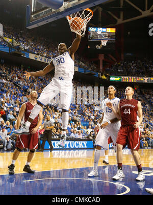 Lexington, Kentucky, Stati Uniti d'America. 1 Nov, 2013. Kentucky Wildcats avanti Julius Randle (30) è andato in una seconda metà dunk come #1Kentucky ha sconfitto la Transilvania 76-42 venerdì 1 novembre 2013 in Lexington, KY. Foto di Mark Cornelison | Staff © Lexington Herald-Leader/ZUMAPRESS.com/Alamy Live News Foto Stock