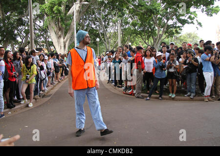 Sydney, Australia. Il 2 novembre 2013. La gente in attesa di Hyde Park per la partenza della Sydney Zombie a piedi. Copyright Credit: 2013 Richard Milnes/Alamy Live News. Foto Stock