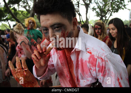 Sydney, Australia. Il 2 novembre 2013. La Sydney Zombie a piedi set off da Hyde Park per raccogliere fondi per la fondazione del cervello. Copyright Credit: 2013 Richard Milnes/Alamy Live News. Foto Stock