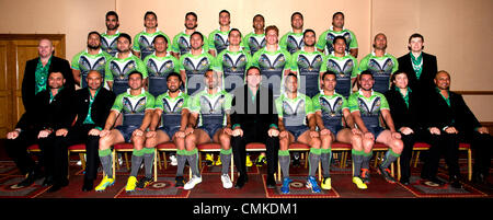 Bristol, Regno Unito. 1 novembre 2013. Le Isole Cook 2013 Coppa del Mondo di Rugby Team posano per una foto del team con i loro allenatori e dati fisiologici in un centro di Bristol hotel Credito: Paul Smith/Alamy Live News Foto Stock