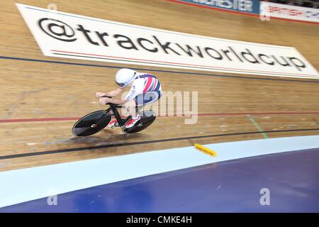 Ciclismo su pista World Cup, nazionale centro ciclistico, Manchester, Regno Unito. Il 2 novembre 2013. John Dibben (GBR) passa Tsishkou Raman (Bielorussia) negli uomini omnium inseguimento individuale Credit: stili di Neville/Alamy Live News Foto Stock