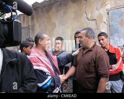 La striscia di Gaza City, nella Striscia di Gaza. 30 ott 2013. Omar palestinese Massud (L) viene rilasciato dopo venti anni in una prigione israeliana nella Striscia di Gaza City, nella Striscia di Gaza, 30 ottobre 2013. In 1993, ha ucciso un collega israeliano. Foto: Jan-Uwe Ronneburger/dpa/Alamy Live News Foto Stock