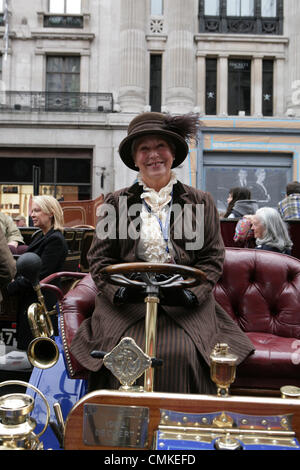 Londra, Regno Unito. 2 Nov 2013. Un partecipante al Regent Street Motor Show 2013. Credito: Keith Larby/Alamy Live News Foto Stock