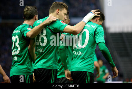 Berlino, Germania. 02Nov, 2013. Schalke è Adam Szalai (C) celebra il suo obiettivo 1-0 con Christian Fuchs e Julian Draxler durante la Bundesliga tedesca match tra Hertha BSC e FC Schalke nello Stadio Olimpico di Berlino, Germania, 02 novembre 2013. Foto: KAY NIETFELD (ATTENZIONE: grazie alle linee guida di accreditamento, il DFL consente solo la pubblicazione e utilizzazione di fino a 15 immagini per corrispondenza su internet e nei contenuti multimediali in linea durante la partita.)/dpa/Alamy Live News Foto Stock