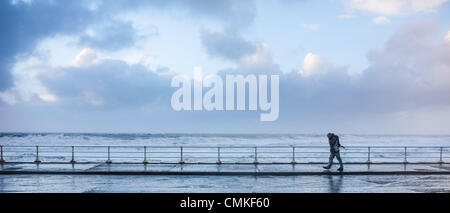 Aberystwyth Wales UK, sabato 2 novembre 2013 le avvertenze sono emessi come gale force venti pastella la costa in Aberystwyth Wales UK. Le risorse naturali del Galles (NRW) detto dieci avvertenze alluvione sono attualmente in vigore nelle zone costiere del Galles, con le preoccupazioni su alta marea. Raffiche di colpire 70 nodi (80mph) sono state riportate sulle coste esposte. Photo credit: keith morris/Alamy Live News/Alamy Live News Foto Stock