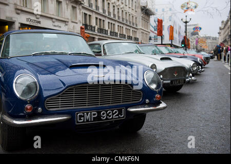 Londra, Regno Unito. 2° Nov, 2013. Linea di Aston Martin automobili su mostra su Regent Street davanti a annuale "Londra a Brighton Veteran Car Run" su Novembre 03, 2013 organizzata dalla Royal Automobile Club. Il Royal Automobile Club di 60 miglia di auto dalla capitale alla costa meridionale è la più lunga manifestazione motoristica nel mondo e attira partecipanti da tutto il mondo. Credito: Azione Sport Plus/Alamy Live News Foto Stock