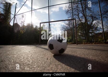 Berlin-Wedding, Germania. 30 ott 2013. Una sfera si siede in una gabbia di calcio sul Panke in Berlin-Wedding, Germania, 30 ottobre 2013. Schalke's pro soccer player Kevin-Prince Boateng avrebbe imparato a giocare a calcio in questa gabbia. Foto: Joerg Carstensen/dpa/Alamy Live News Foto Stock