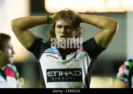 Leicester, Regno Unito. Il 2 novembre 2013. Tom valutazione di arlecchini rues un knock-in. Azione dalla Aviva Premiership match tra Leicester Tigers e Arlecchini ha giocato a Welford Road, Leicester sabato 2 novembre 2013. Credito: Graham Wilson / Immagini di pipeline/ Alamy Live News Foto Stock