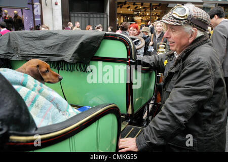 I partecipanti al Royal Automobile Club di Londra a Brighton il veterano della vettura da Rally assemblare in Regent Street alla vigilia dell'evento. Foto Stock